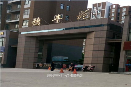 通锦国际新城一期3室2厅2卫98万135m2精装出售